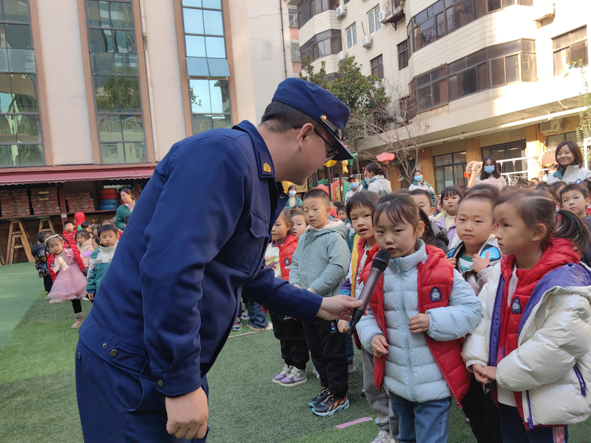 筑牢安全防线 郑州市金水一幼教育集团开展消防应急演练活动(图2)