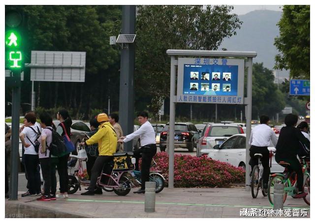 今天深圳在一桥洞口查电动车违章很多骑电动自行车的被查了(图1)