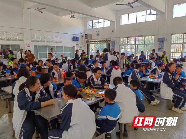 永州四中2232班师生家长到暖阳学校开展社会实践活动(图2)