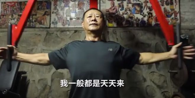 澳门人威尼斯官网车棚里撸铁的老人刷屏！80岁大爷肌肉竟然这么大？？(图1)