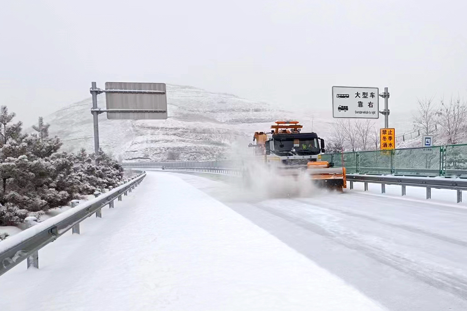 以雪为令奋战一线！宁夏高速连夜破冰除雪保畅通(图2)