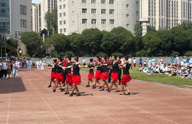 澳门人·威尼斯“hi”动夏日！水磨沟区举办首届趣味运动会(图4)