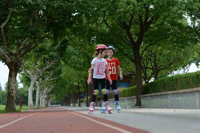 澳门人·威尼斯运动促进孩子发育有几项运动孩子太早接触反而对成长不利(图2)