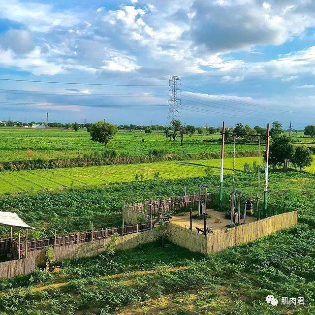 澳门人威尼斯官网小伙睡牛棚练肌肉参加比赛夺冠看完你还有什么借口？？(图12)